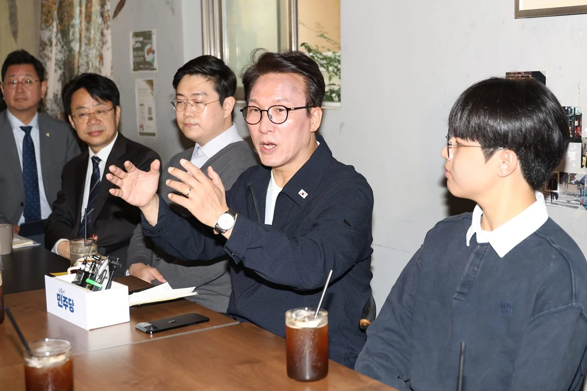더불어민주당 김민석 대표가 3일 부산 부산진구 전포동의 한 카페에서 열린 청년 간담회에서 발언하고 있다. / 연합뉴스
