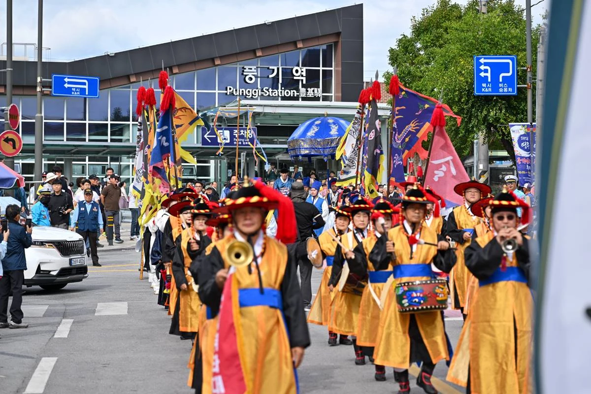 ‘2026영주 풍기인삼축제’가 3일 경북 영주시 풍기읍 남원천과 풍기인삼공원 일원에서 막을 올렸다. 사진은 주세붕 군수 행차 재현/이하 영주시