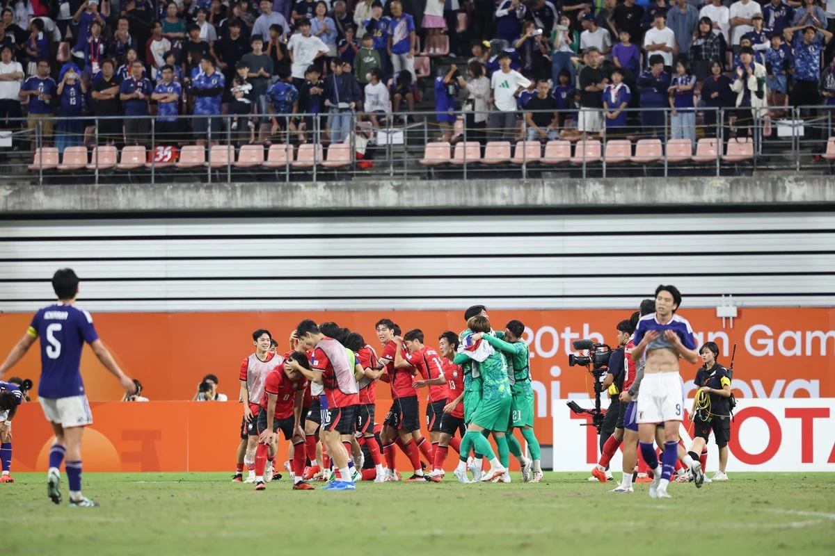3일 일본 아이치현 도요타 스타디움에서 열린 2026 아이치·나고야 아시안게임 남자 축구 결승전 대한민국과 일본의 경기, 1대 0으로 승리하며 금메달을 획득한 대한민국 선수들이 기쁨을 나누고 있다. / 뉴스1