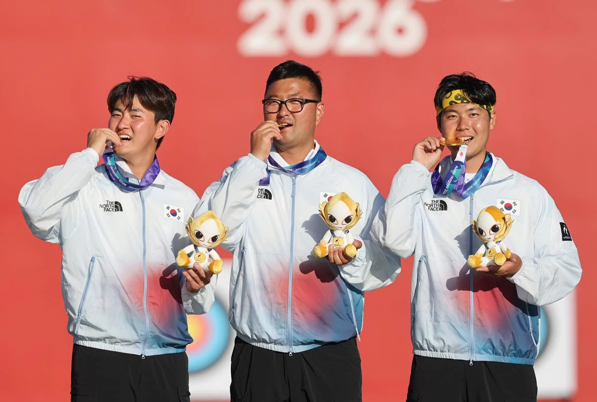 2일 일본 아이치현 오카자키 중앙종합공원 다목적광장에서 열린 2026 아이치·나고야 아시안게임 양궁 리커브 남자 단체전에서 금메달을 차지한 대한민국 김제덕(왼쪽부터), 김우진, 이우석이 메달을 깨물어보고 있다. / 연합뉴스