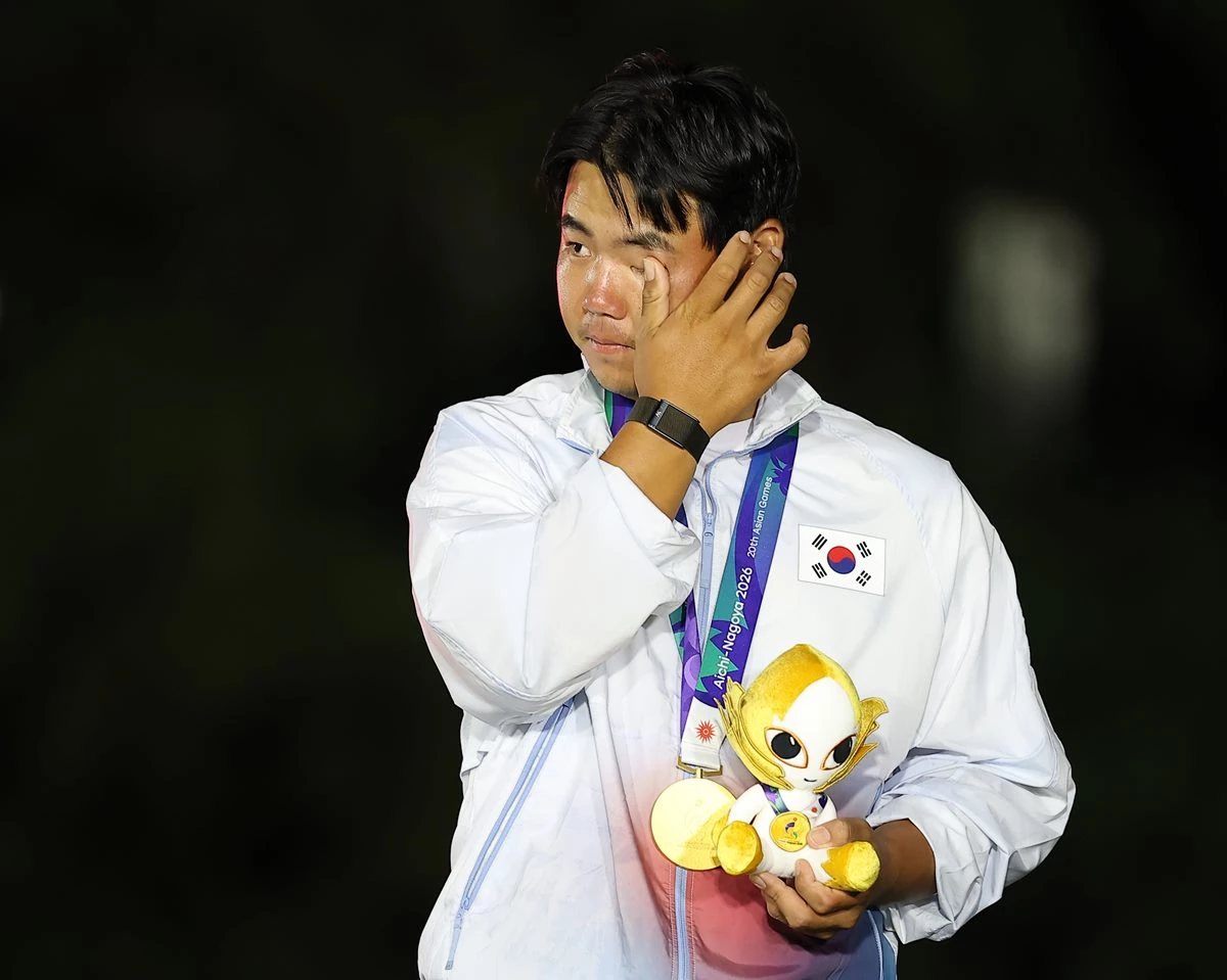 3일 일본 아이치현 가스가이 컨트리클럽 동코스에서 열린 2026 아이치·나고야 아시안게임 남자 골프 시상식에서 개인전 금메달을 획득한 한국의 김주형이 눈물을 닦고 있다. / 연합뉴스