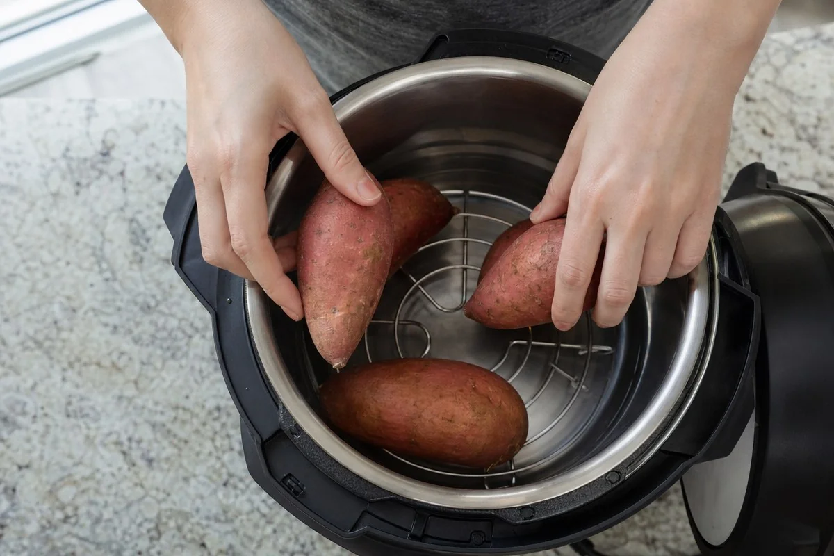 찜기는 30분, 압력솥은 물 200~300ml에 15분이 기준이다 — 이해를 돕는 AI 자료 이미지