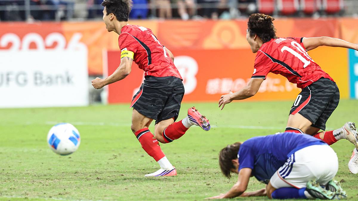 안방서 한국에 1-0 무릎 꿇었다…입술 꽉 깨문 일본 축구 감독이 한 말