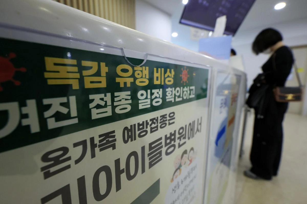 서울시 성북구 동소문로 우리아이들병원에서 한 시민이 독감 무료 예방접종을 접수하고 있다. / 뉴스1