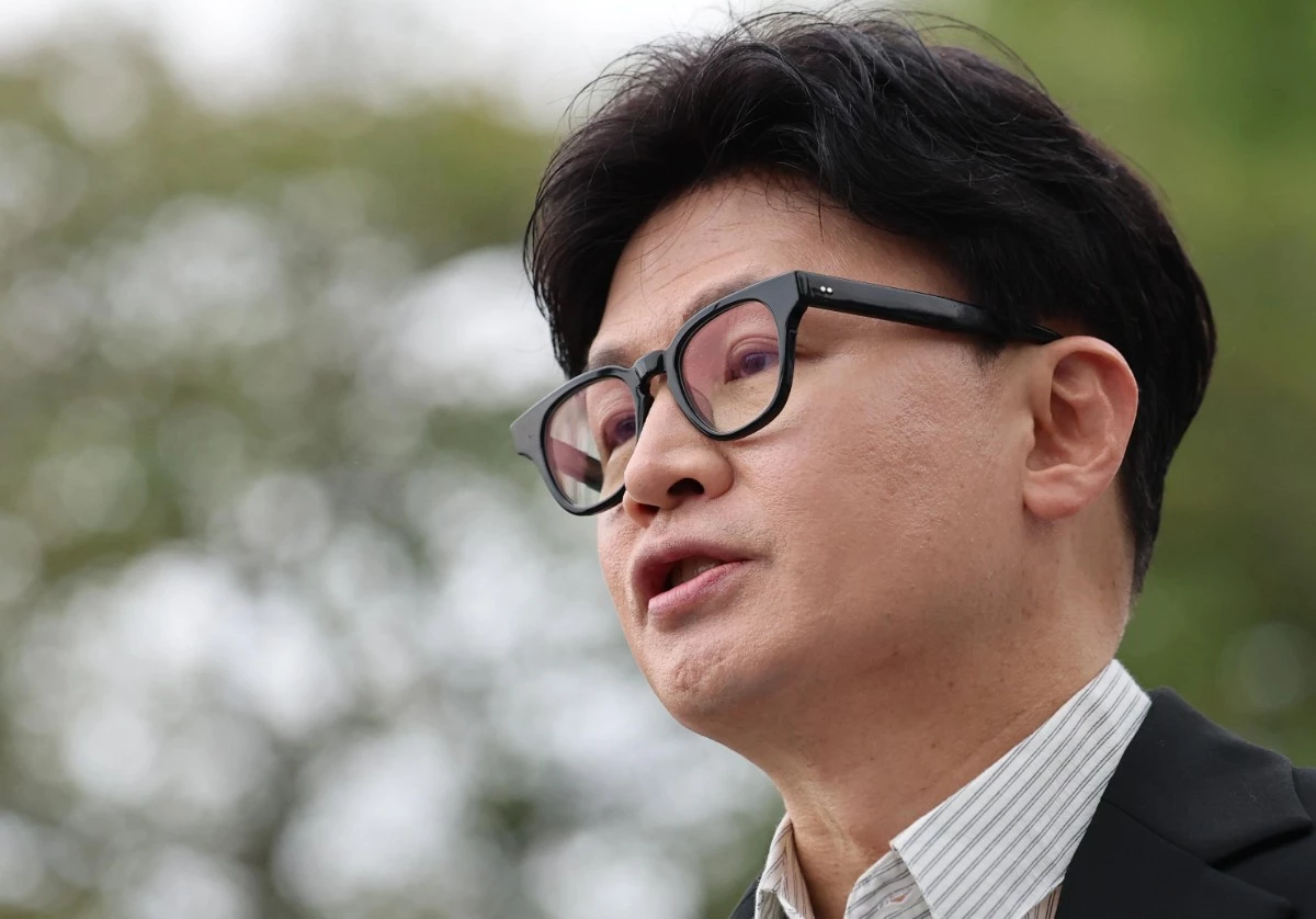 한동훈 무소속 의원이 9월 24일 오후 서울 용산구 국방부 앞에서 기자회견을 열고 'DMZ 지뢰 폭발' 현장 조사를 촉구하는 1인 시위를 하고 있다. / 뉴스1