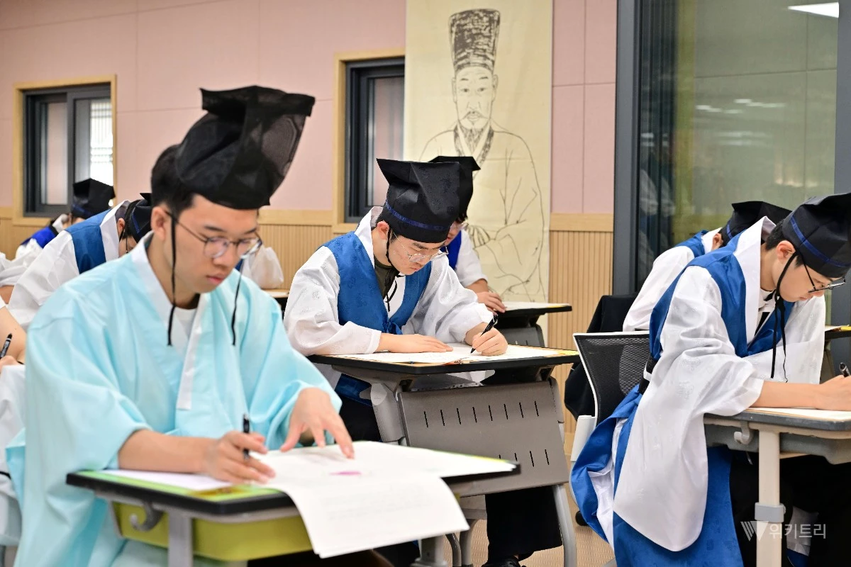 한시를 짓고 있는 학생들.