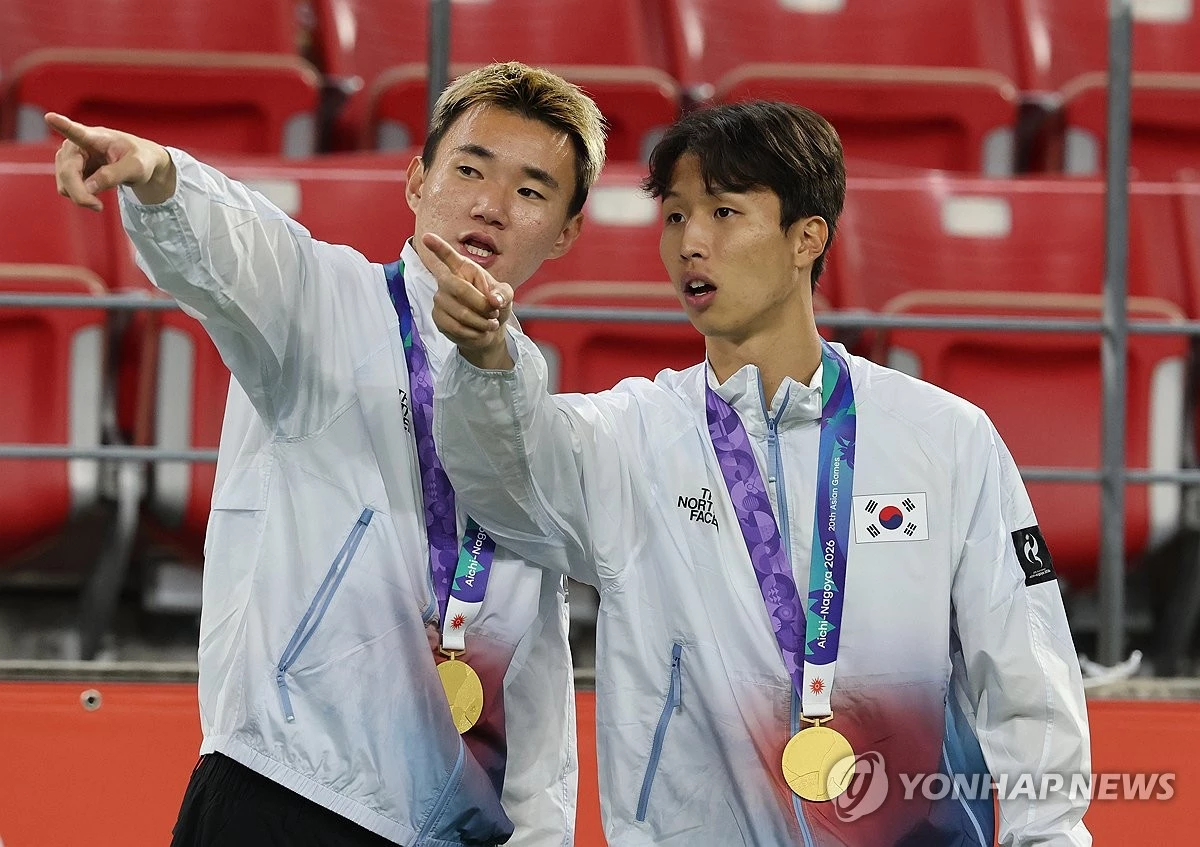 지난 3일 일본 아이치현 도요타 스타디움에서 열린 2026 아이치·나고야 아시안게임 남자 축구 시상식에서 태극기 국기 게양이 이뤄지지 않자 금메달을 획득한 엄지성이 게양대를 가리키고 있다 / 연합뉴스