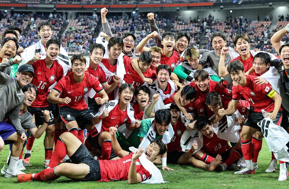 지난 3일 일본 아이치현 도요타 스타디움에서 열린 2026 아이치·나고야 아시안게임 축구 결승전 대한민국과 일본의 경기, 대한민국 선수들이 1대0 승리 후 금메달을 확정짓고 기뻐하고 있다 / 뉴스1