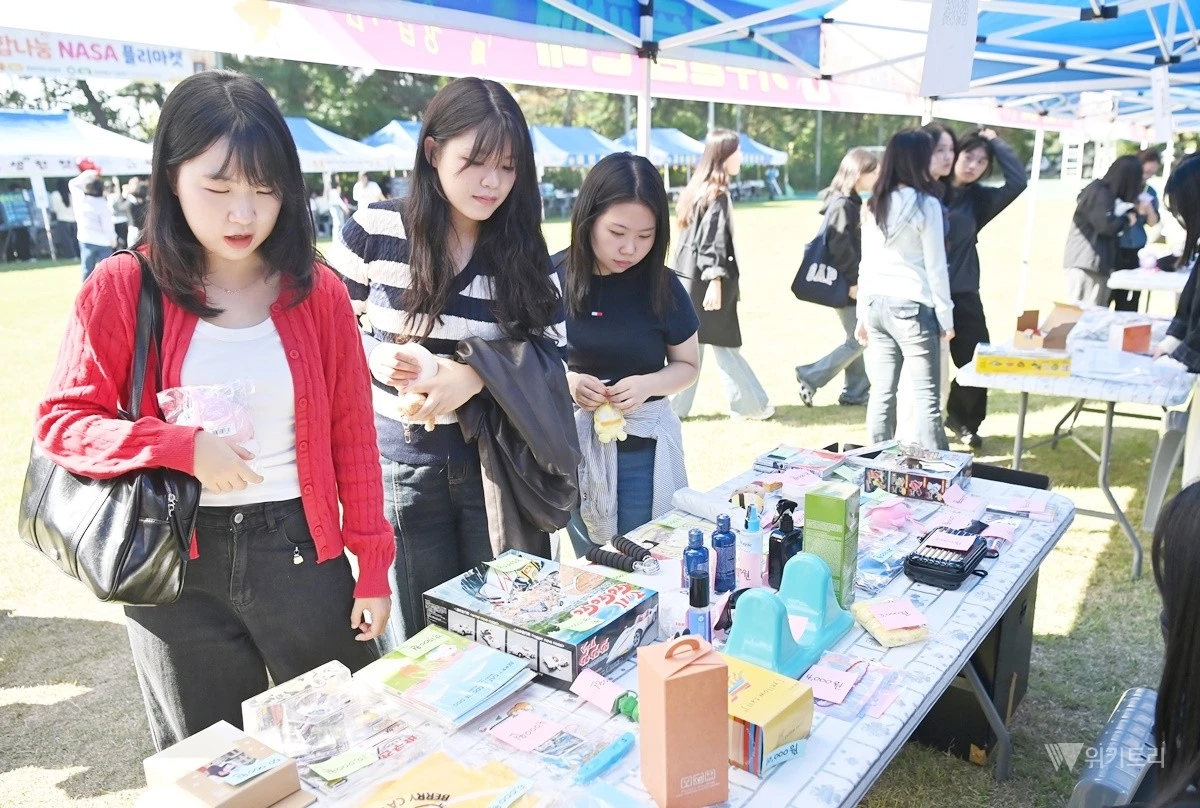 호남대학교 간호학과(학과장 김은아)는 10월 2일 교내 중앙 천연잔디운동장에서 ‘가치를 잇는 융합 나눔 NASA 플리마켓’을 개최했다. / 호남대