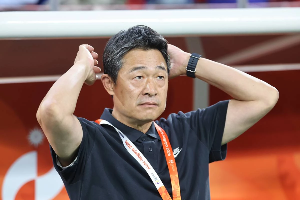 지난 3일 일본 아이치현 도요타 스타디움에서 열린 2026 아이치·나고야 아시안게임 축구 결승전 대한민국과 일본의 경기, 대한민국 이민성 감독이 선수들을 지켜보고 있다 / 뉴스1