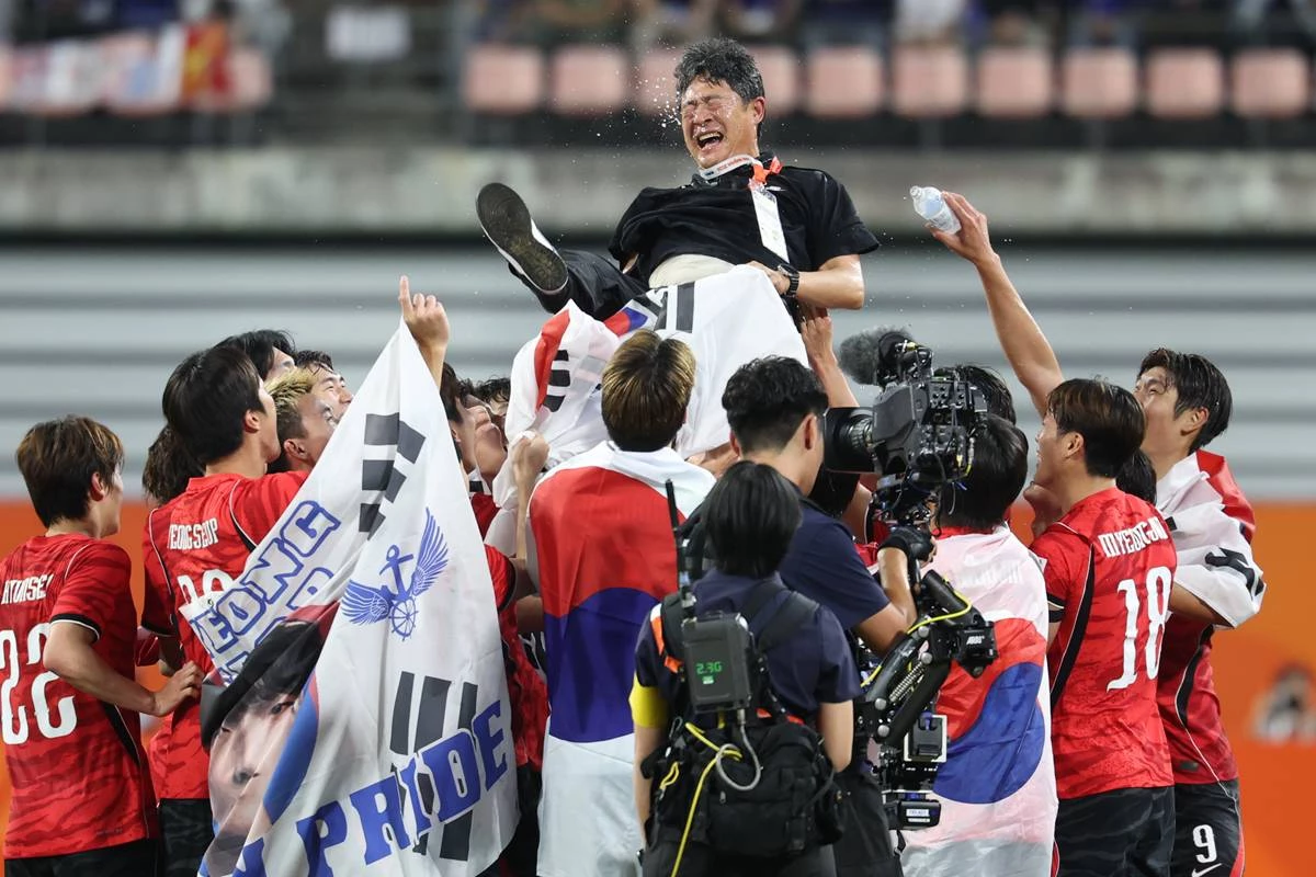 지난 3일 일본 아이치현 도요타 스타디움에서 열린 2026 아이치·나고야 아시안게임 남자 축구 결승전 대한민국과 일본의 경기, 1대 0으로 승리하며 금메달을 획득한 대한민국 선수들이 이민성 감독을 헹가래를 하고 있다 / 뉴스1