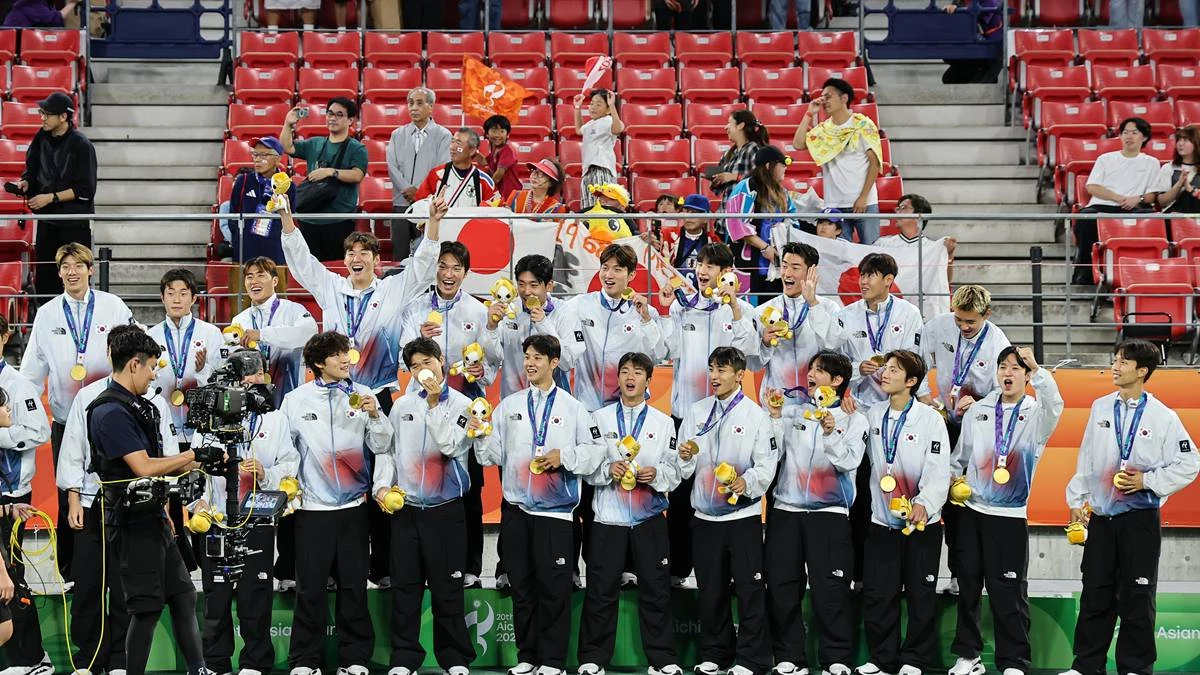 대한민국 아시안게임 축구대표팀 선수들이 지난 3일 일본 아이치현 도요타 스타디움에서 열린 2026 아이치·나고야 아시안게임 축구 결승전 시상식에서 금메달을 목에 걸고 기념촬영을 하고 있다 / 뉴스1