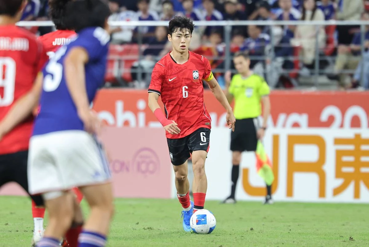 지난 3일 일본 아이치현 도요타 스타디움에서 열린 2026 아이치·나고야 아시안게임 남자 축구 결승전 대한민국과 일본의 경기, 대한민국 이기혁이 패스할 곳을 찾고 있다 / 뉴스1