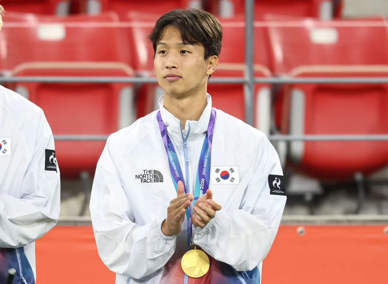 대한민국 아시안게임 축구대표팀 엄지성이 3일 일본 아이치현 도요타 스타디움에서 열린 2026 아이치·나고야 아시안게임 축구 결승전 시상식에서 금메달을 목에 걸고 손뼉치고 있다. / 뉴스1