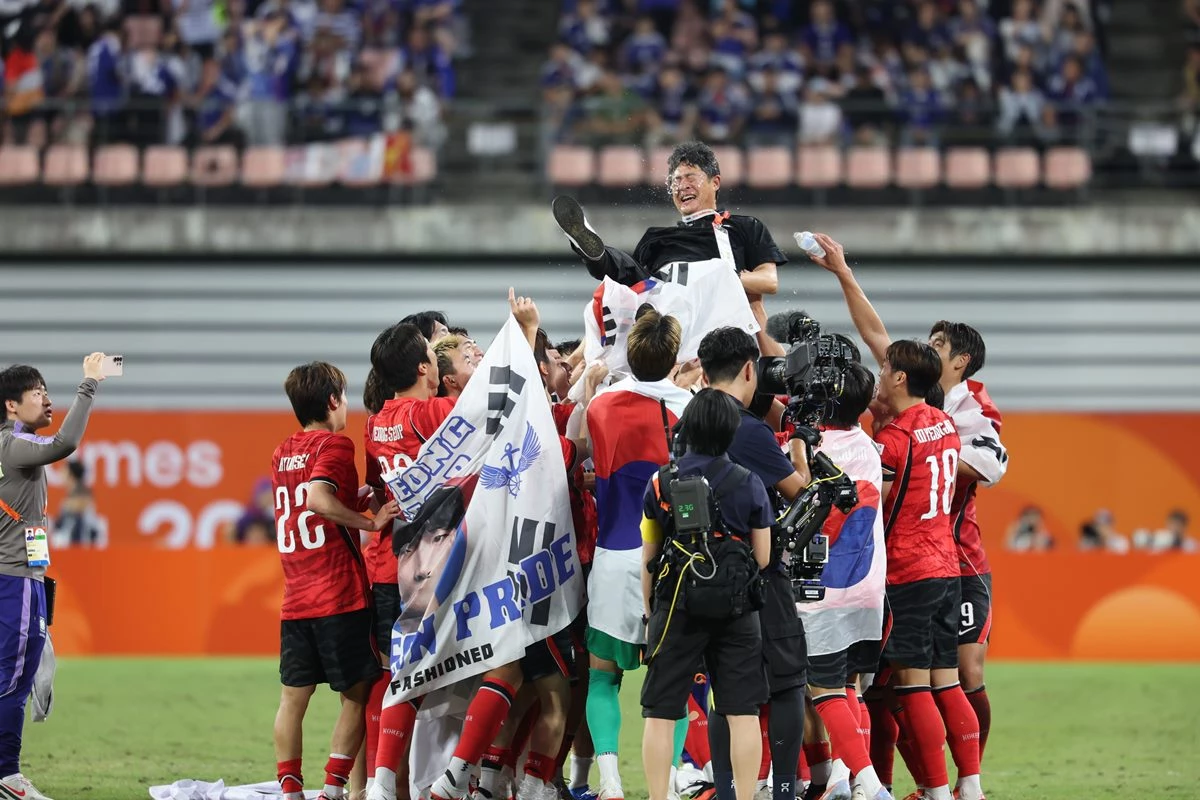 3일 일본 아이치현 도요타 스타디움에서 열린 2026 아이치·나고야 아시안게임 남자 축구 결승전 대한민국과 일본의 경기, 1대 0으로 승리하며 금메달을 획득한 대한민국 선수들이 이민성 감독을 헹가래를 하고 있다. / 뉴스1
