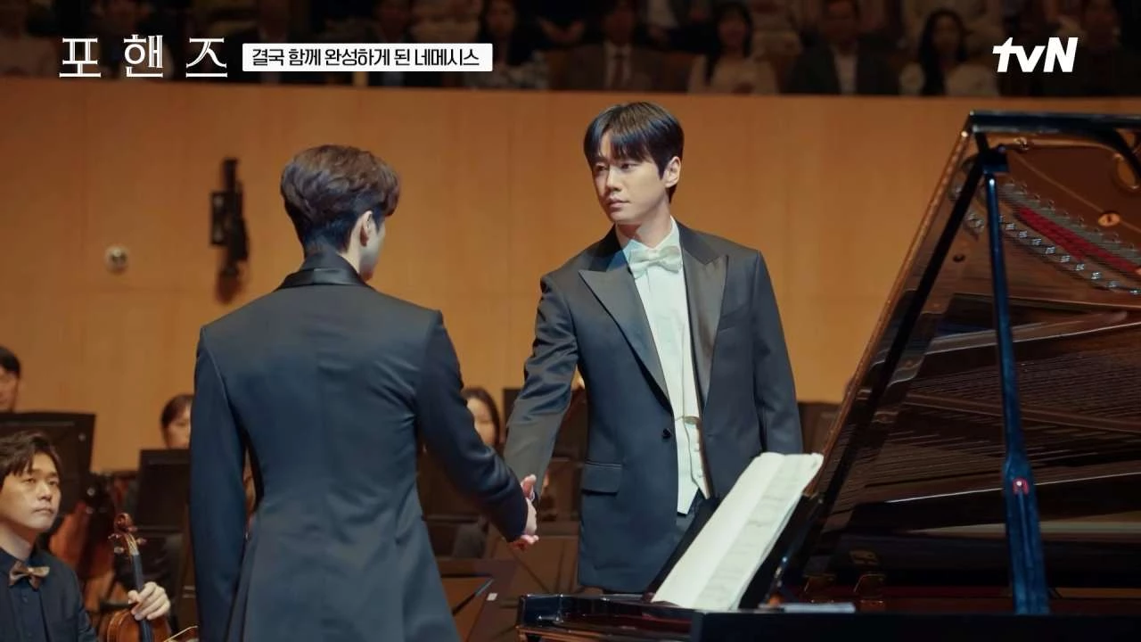 강비오와 최정요가 무대 전 악수하는 장면. / 유튜브 'tvN DRAMA'