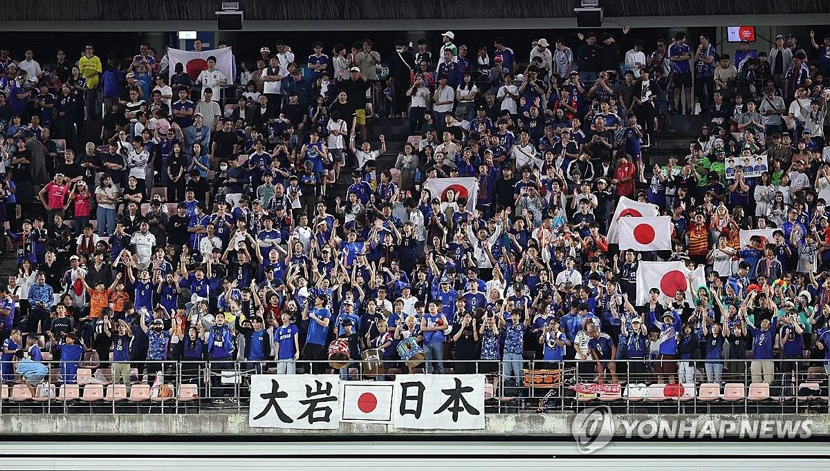 지난 3일 2026 아이치·나고야 아시안게임 남자 축구 대한민국과 일본의 결승 경기가 열린 일본 아이치현 도요타 스타디움에서 일본 응원단이 열띤 응원을 펼치고 있다 / 연합뉴스