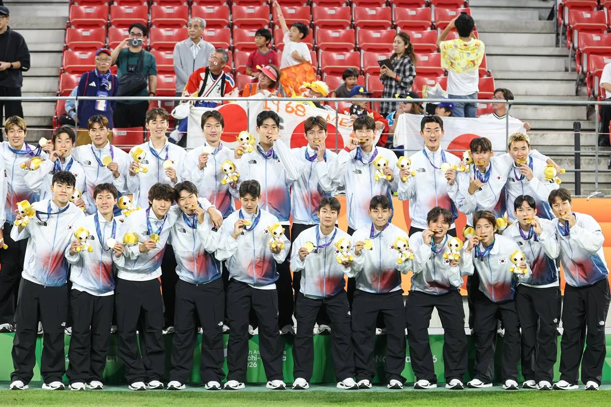 대한민국 아시안게임 축구대표팀 선수들이 지난 3일 일본 아이치현 도요타 스타디움에서 열린 2026 아이치·나고야 아시안게임 축구 결승전 시상식에서 금메달을 목에 걸고 기념촬영을 하고 있다 / 뉴스1