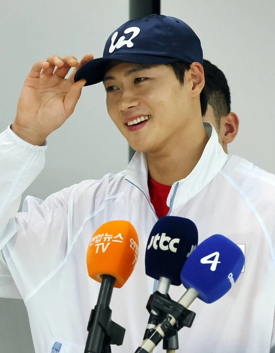 2026 아이치·나고야 아시안게임에 출전한 대한민국 펜싱 남자 국가대표 오상욱이 지난달 27일 오후 김포국제공항을 통해 귀국해 취재진과 인터뷰를 하고 있다. 오상욱은 이번 대회 사브르 개인전과 단체전에서 금메달을 획득하며 아시안게임 2개 대회 연속 2관왕에 오르는 영예를 안았다 / 뉴스1
