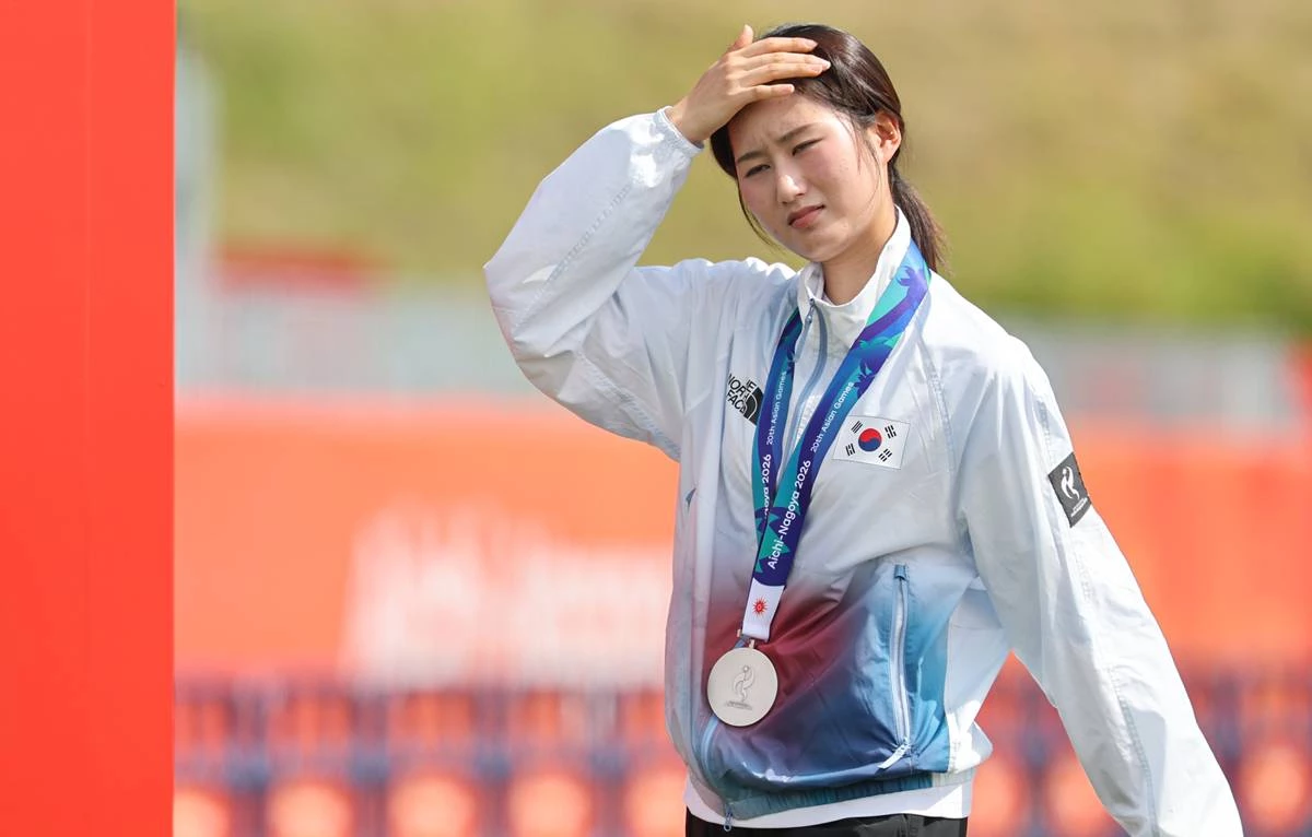 지난 3일 일본 오카자키 중앙종합공원 다목적광장에서 열린 2026 아이치·나고야 아시안게임 양궁 리커브 여자 개인전에서 은메달을 획득한 대한민국 오예진이 시상식을 마치고 아쉬운 표정으로 이동하고 있다 / 뉴스1