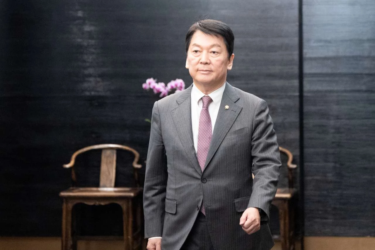 안철수 국민의힘 의원이 지난해 11월 19일 서울 여의도의 한 식당으로 중진 오찬을 위해 발걸음을 옮기고 있다. / 뉴스1