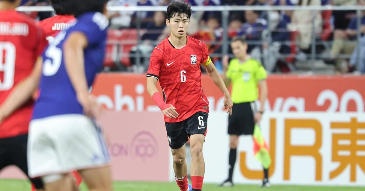 3일 일본 아이치현 도요타 스타디움에서 열린 2026 아이치·나고야 아시안게임 남자 축구 결승전 대한민국과 일본의 경기, 대한민국 이기혁이 패스할 곳을 찾고 있다. / 뉴스1
