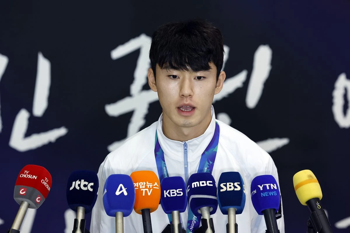 2026 아이치-나고야 아시안게임 남자축구 4연패를 만든 이민성호 이기혁이 4일 오후 인천국제공항을 통해 귀국해 취재진과 인터뷰를 하고 있다. / 뉴스1
