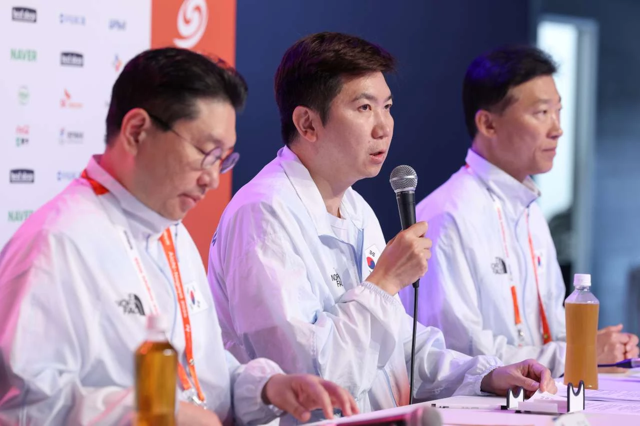 유승민 대한체육회장이 4일 일본 라이브스 나고야 코리아하우스에서 열린 2026 아이치·나고야 아시안게임 대한민국 선수단 결산 기자회견에서 인사말을 하고 있다. 왼쪽부터 이상현 선수단장, 유 회장, 김택수 선수단 총감독. / 뉴스1