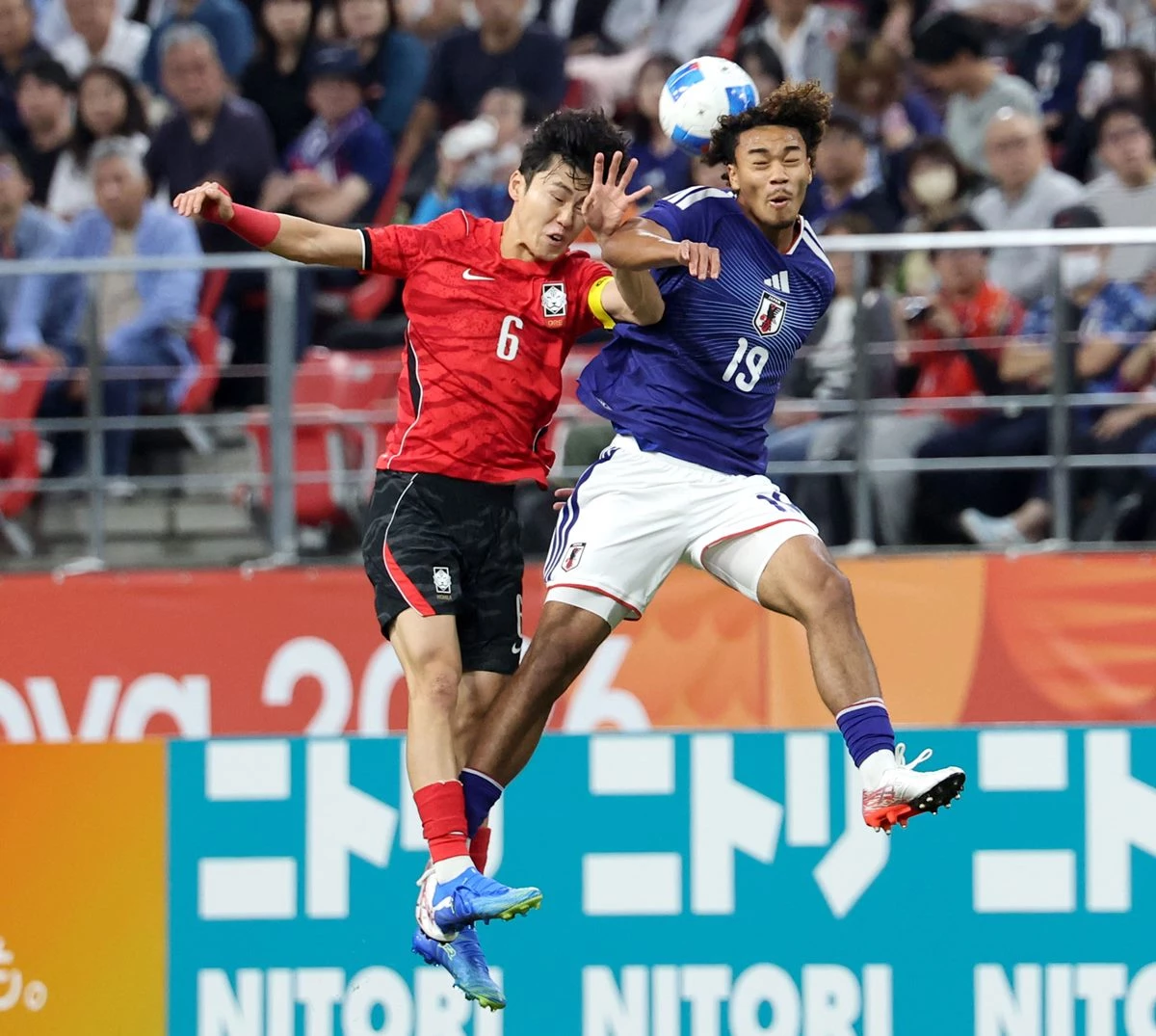 3일 일본 아이치현 도요타 스타디움에서 열린 2026 아이치·나고야 아시안게임 남자 축구 대한민국과 일본의 결승. 한국 이기혁이 일본 은와디케 우체와 공중볼을 다투고 있다. / 연합뉴스