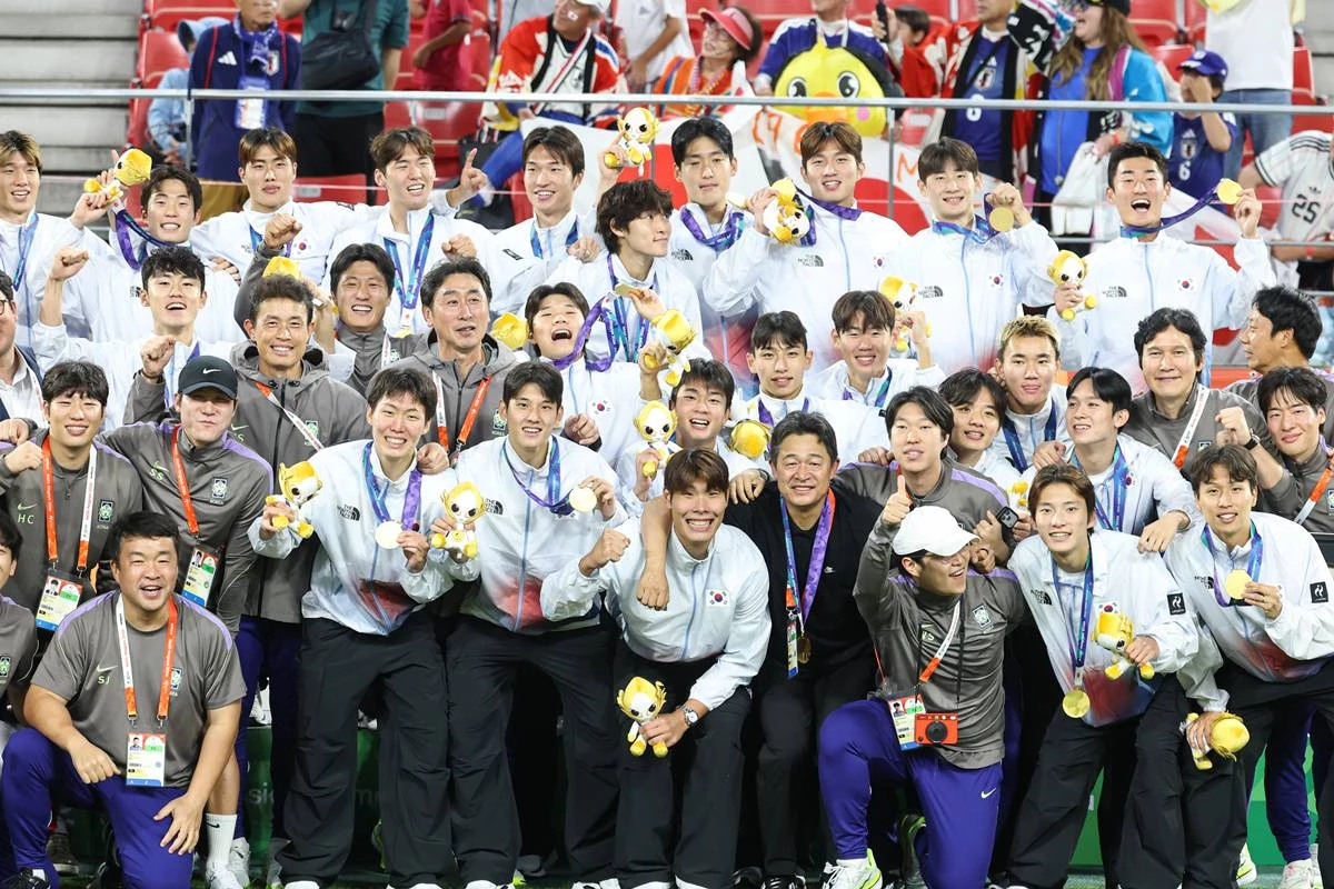 대한민국 아시안게임 축구대표팀 선수들이 지난 3일 일본 아이치현 도요타 스타디움에서 열린 2026 아이치·나고야 아시안게임 축구 결승전 시상식에서 금메달을 목에 걸고 기념촬영을 하고 있다 / 뉴스1