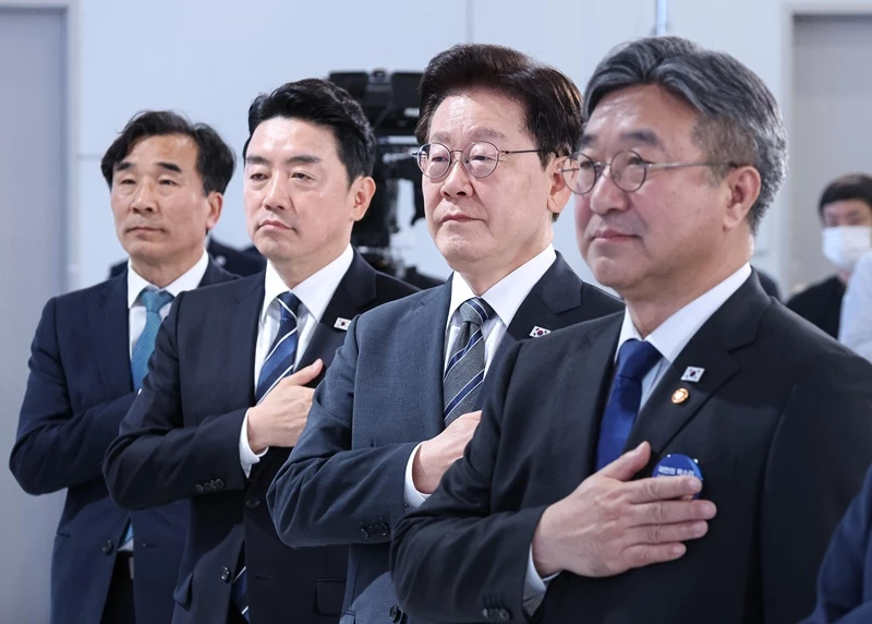 국민의례 하는 이재명 대통령 / 뉴스1