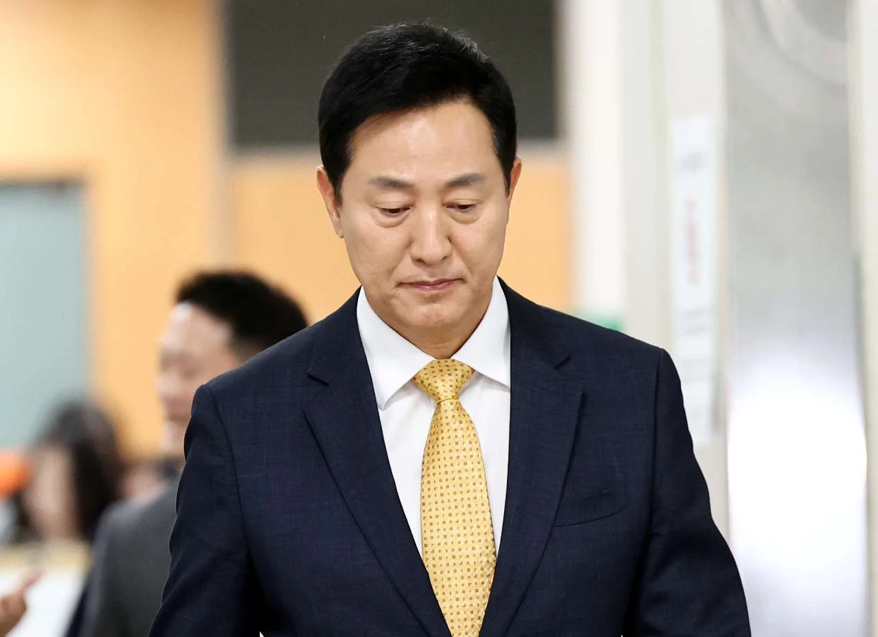 명태균 여론조사비 대납 의혹을 받는 오세훈 서울시장이 지난 2일 오후 서울 서초구 고등법원에서 열린 정치자금법 위반 혐의 항소심 결심 공판에 출석하고 있다. / 뉴스1