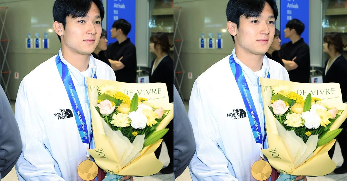 2026 아이치-나고야 아시안게임 남자축구 4연패를 만든 이민성호의 양민혁이 4일 오후 인천국제공항을 통해 귀국, 대한축구협회에서 준비한 꽃다발을 들고 조용히 이동하고 있다. / 뉴스1