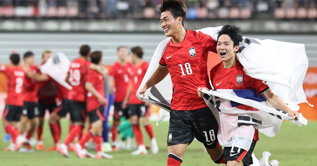 3일 일본 아이치현 도요타 스타디움에서 열린 2026 아이치·나고야 아시안게임 남자 축구 결승전 대한민국과 일본의 경기, 1대 0으로 승리하며 금메달을 획득한 대한민국의 김명준,양민혁이 태극기를 두르고 기쁨을 나누고 있다. / 뉴스1