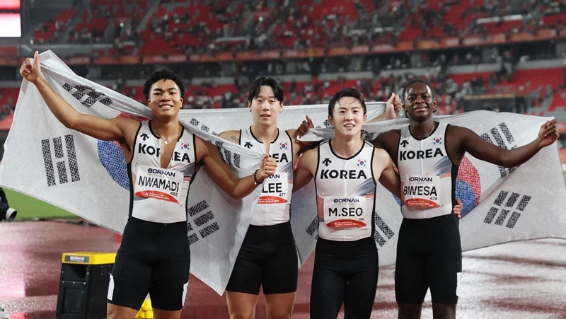 男 400m 계주, 38초43 신기록 쓰며 값진 동메달 / 뉴스1