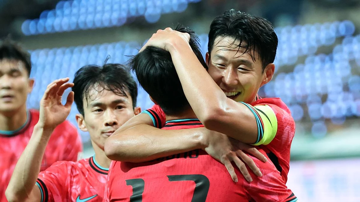 지난해 10월 14일 오후 서울 마포구 상암월드컵경기장에서 열린 '하나은행 초청 축구국가대표팀 친선경기' 대한민국과 파라과이의 경기에서 엄지성이 첫 골을 넣고 손흥민과 포옹을 하고 있다 / 뉴스1