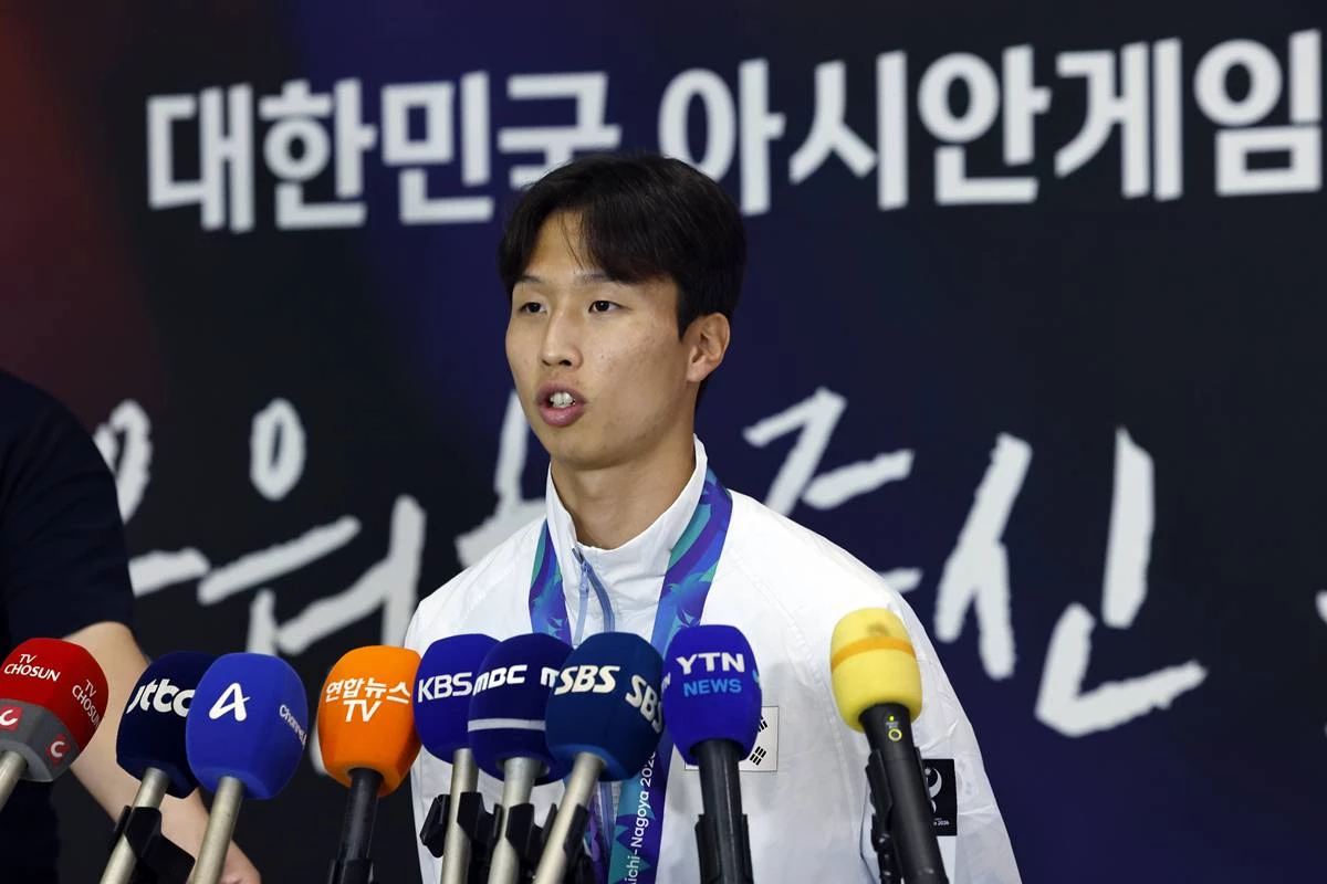 2026 아이치-나고야 아시안게임 남자축구 결승전에서 결승골을 넣은 엄지성이 4일 오후 인천국제공항을 통해 귀국해 취재진과 인터뷰를 하고 있다 / 뉴스1