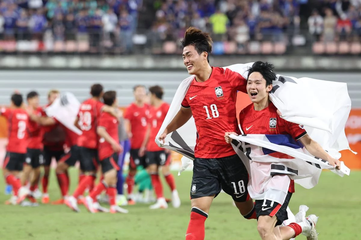 지난 3일 일본 아이치현 도요타 스타디움에서 열린 2026 아이치·나고야 아시안게임 남자 축구 결승전 대한민국과 일본의 경기, 1대 0으로 승리하며 금메달을 획득한 대한민국의 김명준,양민혁이 태극기를 두르고 기쁨을 나누고 있다 / 뉴스1