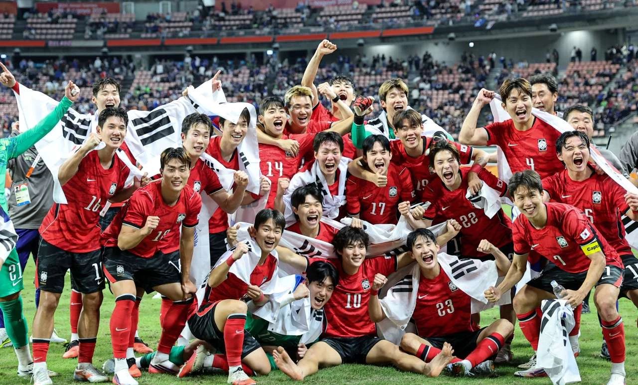 지난 3일 일본 아이치현 도요타 스타디움에서 열린 2026 아이치·나고야 아시안게임 축구 결승전 대한민국과 일본의 경기, 대한민국 선수들이 1대0 승리 후 금메달을 확정짓고 기뻐하고 있다. / 뉴스1