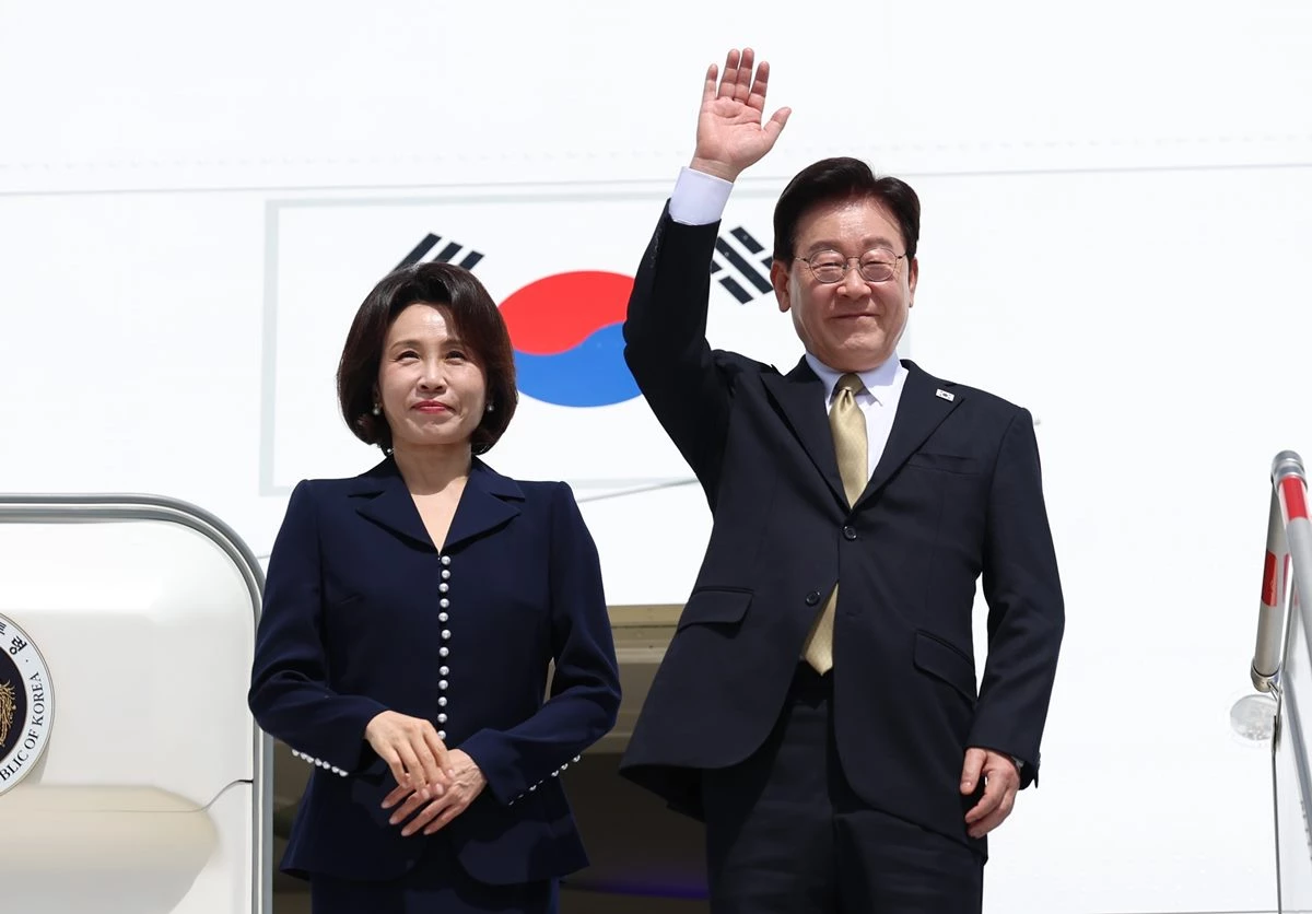 멕시코 국빈방문 일정을 마친 이재명 대통령과 김혜경 여사가 지난달 26일(현지시간) 멕시코 펠리페 앙헬레스 국제공항에서 환송객들에게 인사를 하고 있다. / 뉴스1