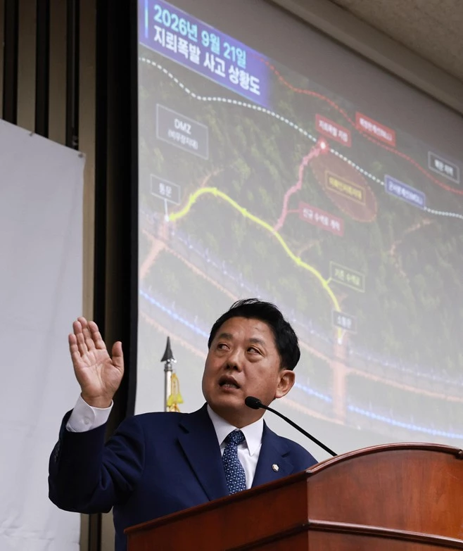 DMZ 폭발사고 상황 설명하는 김병주 의원 / 뉴스1