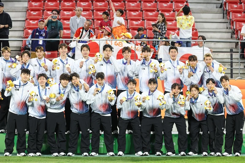 금메달을 목에 건 축구 대표팀 / 뉴스1