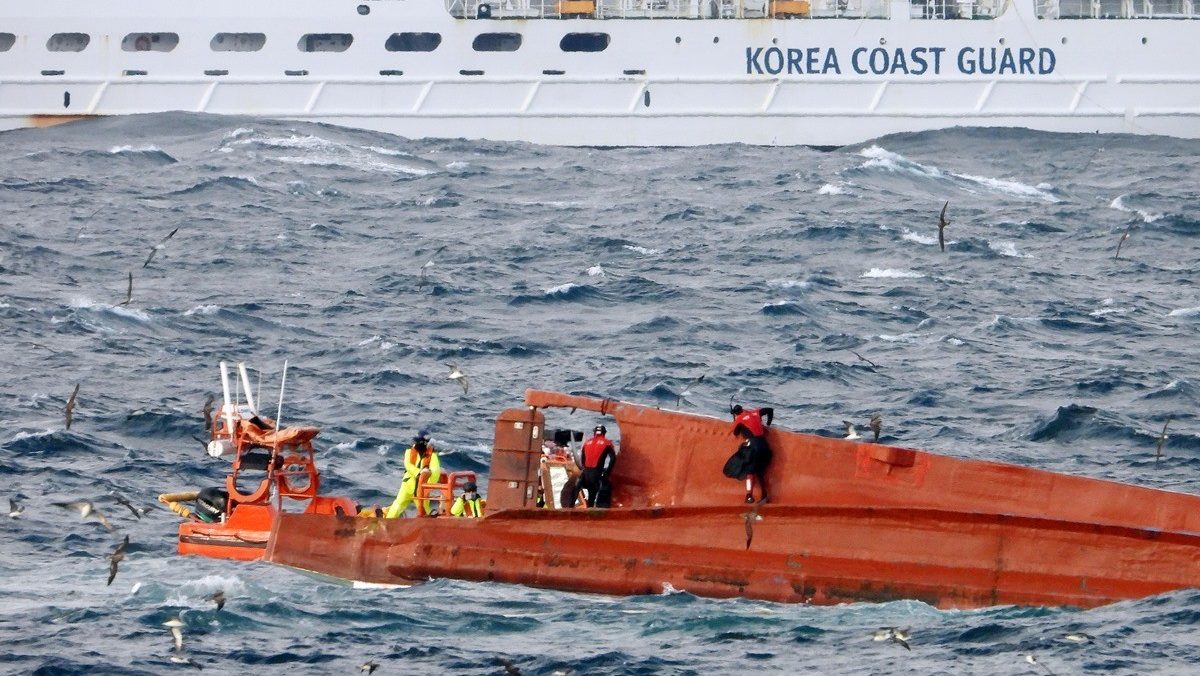 제주 차귀도 해상서 11명 탄 어선 전복...한국인 선장 등 2명 실종