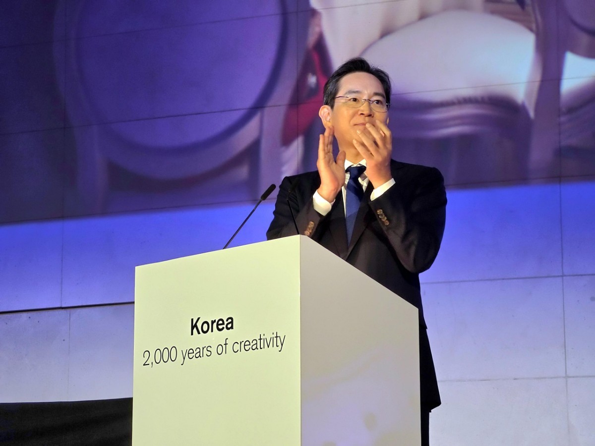 삼성전자는 지난달 30일(현지시각) 영국 런던 영국박물관에서 이건희 컬렉션 순회전 '한국: 2000년 창의의 여정(Korea: 2,000 years of Creativity)' 개막을 기념하는 갈라 디너를 개최했다. 이재용 삼성전자 사장이 갈라 디너에서 박수를 치는 모습. / 삼성전자 제공