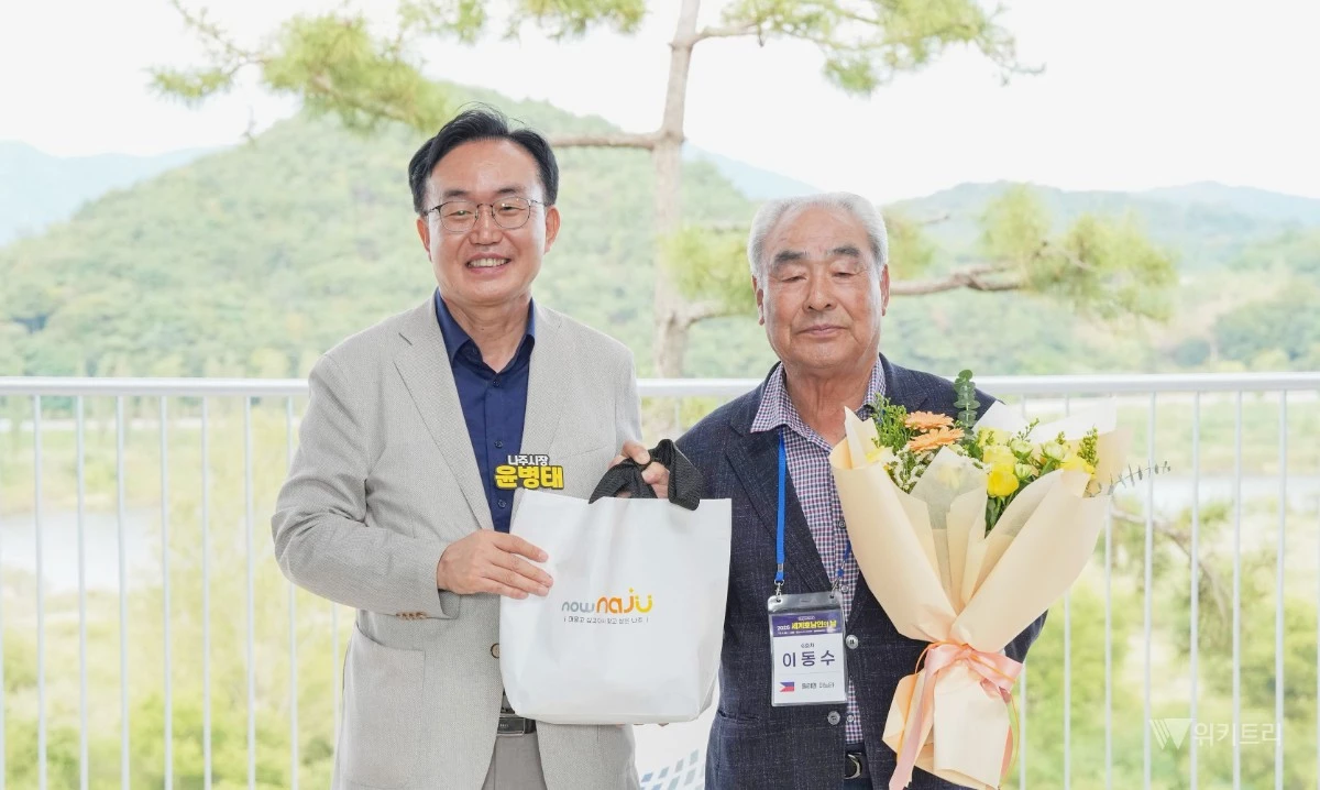 윤병태 나주시장이 세계호남향우회총연합회 이동수 회장(오른쪽)에게 기념품을 전달하고 있다.