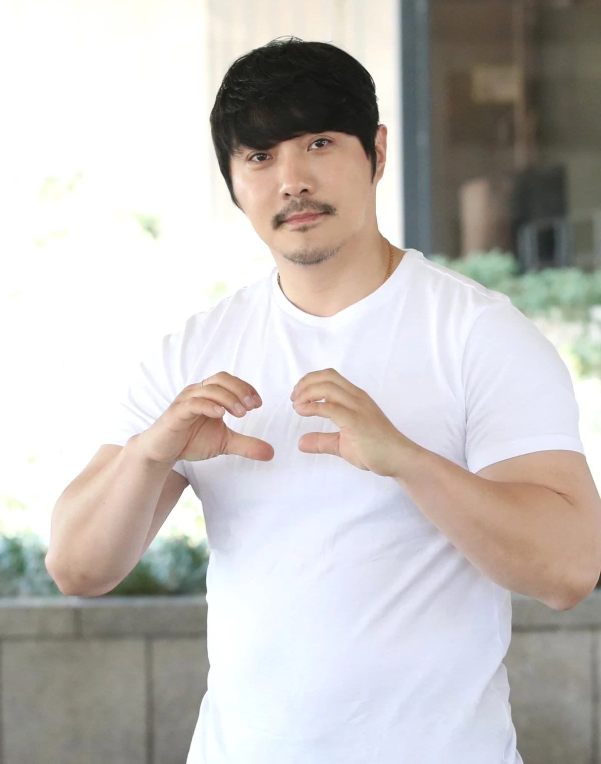 가수 KCM이 2023년 서울 영등포구 여의도 KBS에서 진행된 KBS 1TV '아침마당'을 마친 뒤 방송국을 나서며 인사를 하고 있다. / 뉴스1