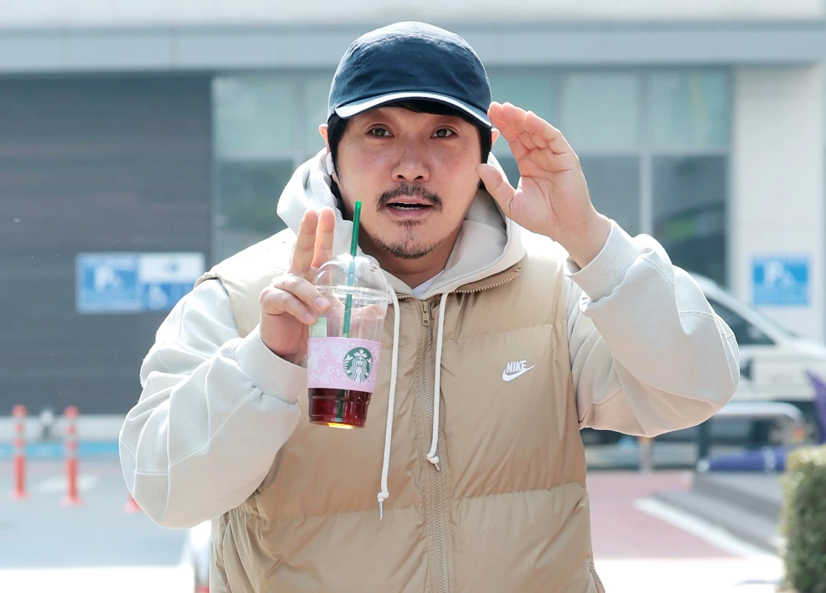 가수 KCM이 지난 3월 서울 영등포구 KBS 신관으로 들어서며 인사를 하고 있다. / 뉴스1