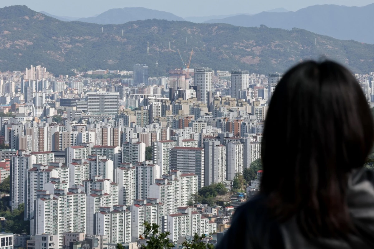 1일 한국부동산원이 발표한 9월4주(9월28일 기준) 주간아파트가격동향에 따르면 서울 아파트 매매가격지수는 전주 대비 0.09% 상승했다. 지난해 2월 첫째 주 이후 86주 연속 상승세다. 문재인 정부 당시 최장 기록인 85주 연속 상승 기록을 넘어섰다. 사진은 이날 서울 남산에서 바라본 아파트단지 모습. / 뉴스1