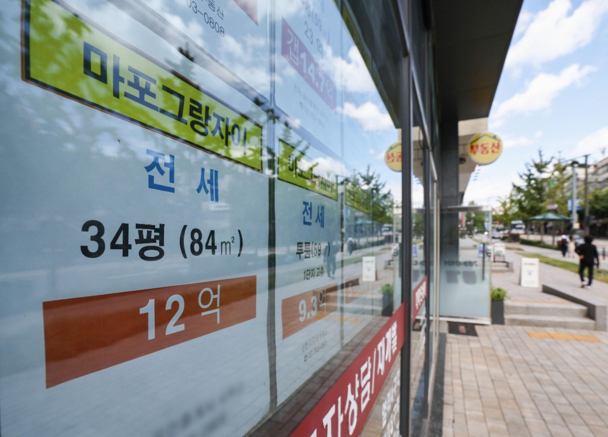 4일 한국부동산원의 9월 넷째 주 주간 아파트 가격동향에 따르면 서울 아파트 전세가격은 전주보다 0.16% 상승했다. 올해 누적 상승률은 8.18%로 매매가격 상승률 8.19%에 육박했다. 사진은 이날 서울 마포구의 한 공인중개사에 아파트 매물 정보가 붙어 있는 모습. / 뉴스1