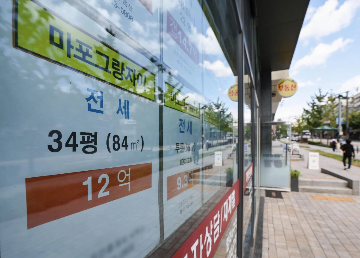 4일 한국부동산원의 9월 넷째 주 주간 아파트 가격동향에 따르면 서울 아파트 전세가격은 전주보다 0.16% 상승했다. 올해 누적 상승률은 8.18%로 매매가격 상승률 8.19%에 육박했다. 사진은 이날 서울 마포구의 한 공인중개사에 아파트 매물 정보가 붙어 있는 모습. / 뉴스1